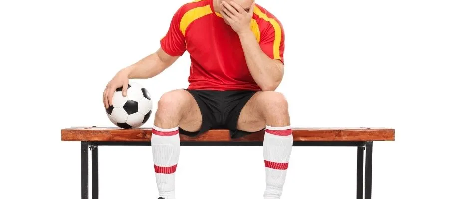 Descubre cómo controlar la ansiedad y el estrés en el fútbol con esta imagen. En la imagen, se muestra a un futbolista aplicando técnicas de control de ansiedad y estrés. El jugador se encuentra en un ambiente tranquilo y concentrado, practicando métodos como la respiración profunda, la visualización y el enfoque mental para mantener la calma y el equilibrio emocional durante el juego. Esta imagen representa la importancia de manejar adecuadamente la ansiedad y el estrés en el fútbol, ya que estos factores pueden afectar el rendimiento y la toma de decisiones del jugador. A través de la práctica de técnicas de control emocional, los futbolistas pueden mejorar su capacidad para manejar la presión, mantener la claridad mental y desempeñarse en su mejor nivel. Esta imagen inspira a los jugadores a aprender y aplicar estrategias efectivas para controlar la ansiedad y el estrés, tanto dentro como fuera del campo, para alcanzar un rendimiento óptimo y disfrutar plenamente del juego.