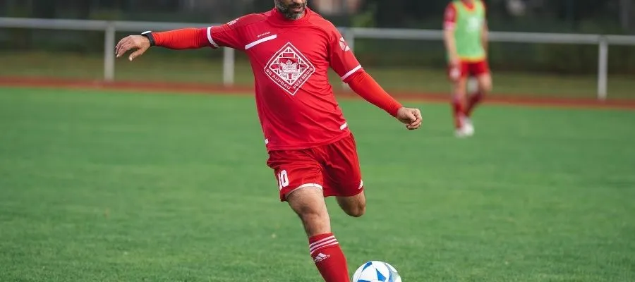 Descubre cómo enfrentar las pruebas de selección de equipos de fútbol con confianza y determinación en esta imagen. En la imagen, se muestra a un jugador de fútbol superando desafíos físicos y técnicos durante una prueba de selección. En las pruebas de selección, los jugadores se enfrentan a un escrutinio riguroso para demostrar sus habilidades, talento y potencial. Es un momento crucial donde la confianza y la determinación desempeñan un papel fundamental. Esta imagen captura la determinación en los ojos del jugador, su enfoque en superar los obstáculos y su actitud positiva hacia el desafío que se le presenta. Enfrentar las pruebas de selección de equipos de fútbol con confianza implica preparación física y mental, creer en tus habilidades y mantener una actitud resiliente frente a los posibles obstáculos. Esta imagen representa la valentía y la perseverancia necesarias para destacar en las pruebas de selección, inspirando a los jugadores a enfrentar cada desafío con determinación y confianza en sí mismos.