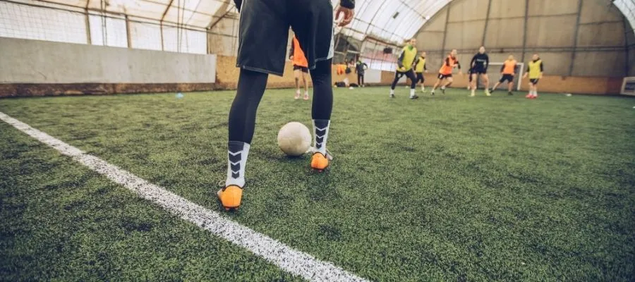 Consejos y estrategias para aprovechar al máximo las pruebas de selección de equipos de fútbol. Aprende cómo destacarte y llamar la atención de los reclutadores mediante un rendimiento sobresaliente en las pruebas. Descubre la importancia de mostrar tus mejores habilidades técnicas, físicas y tácticas, así como demostrar una actitud positiva y determinada. En la imagen, se observa a un jugador destacándose en la prueba, exhibiendo destreza, velocidad y determinación, ejemplificando cómo sacar el máximo provecho de las oportunidades de selección y aumentar tus posibilidades de ser elegido por un equipo.
