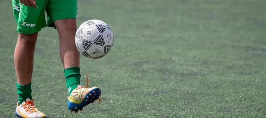 Estrategias efectivas para superar el estrés en las pruebas de selección de equipos de fútbol. Aprende técnicas de manejo del estrés, como la respiración profunda y la visualización positiva, para controlar los nervios y mejorar el rendimiento en las pruebas. Descubre cómo mantener la calma, enfocarte en tus habilidades y confiar en tu preparación. En la imagen se muestra a un jugador aplicando técnicas de relajación y concentración antes de la prueba, transmitiendo la importancia de controlar el estrés y la ansiedad para desempeñarse en su mejor nivel durante el proceso de selección.