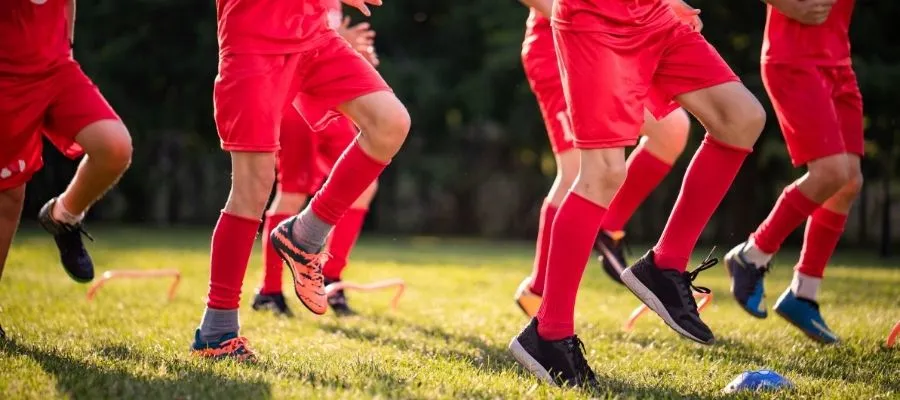 Importancia de la preparación física en las pruebas de selección de equipos de fútbol. Descubre cómo el entrenamiento físico adecuado puede potenciar tu rendimiento y aumentar tus posibilidades de éxito en las pruebas de selección. Explora los ejercicios y programas de acondicionamiento físico diseñados para mejorar tu resistencia, velocidad, fuerza y agilidad. Prepárate de manera óptima y destaca en las pruebas, demostrando tu nivel físico y tu compromiso con el fútbol.